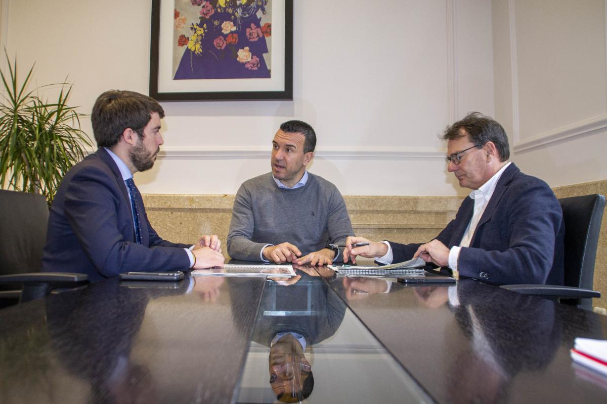 Imatge de la reunió del president i el gerent de l'EMTRE amb el president de la Diputació de València, Vicent Mompó