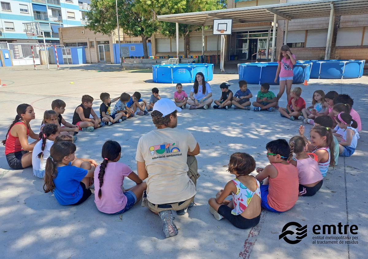 Imagen de un taller de educación ambiental en una escuela de verano 