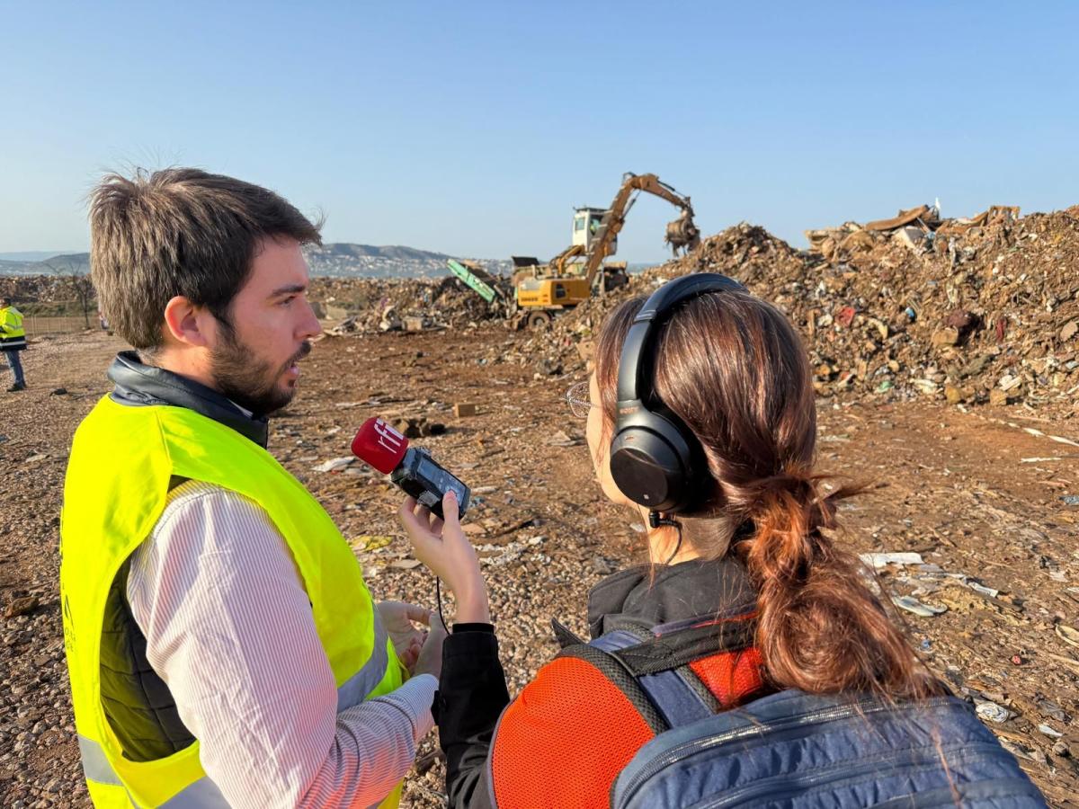 Emilio José Belencoso atendiendo a una emisora de radio francesa 