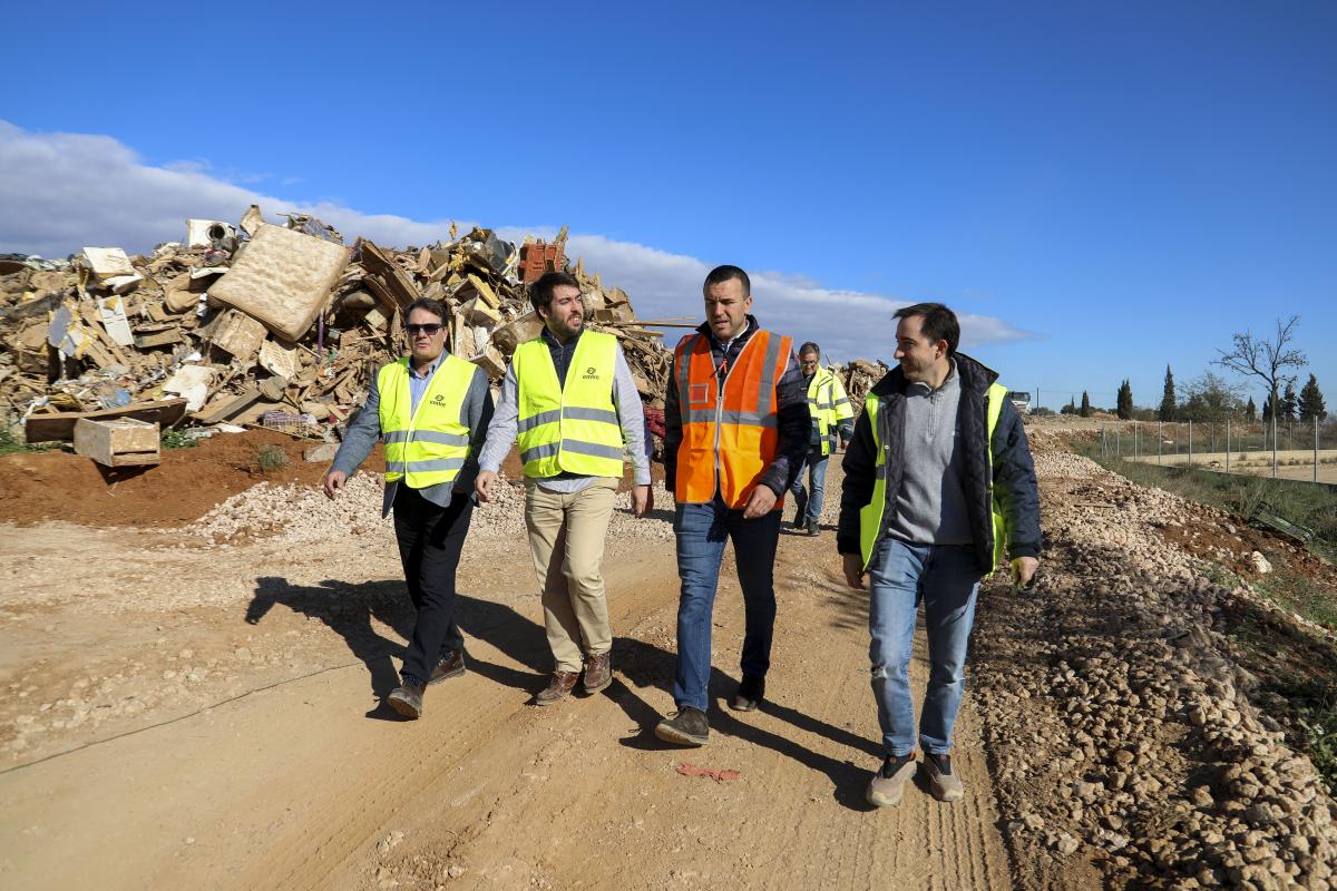 Francisco Potenciano, Emilio Belencoso, Vicent Mompó y técnicos visitando la parcela donde se lleva a cabo la gestión de residuos DANA