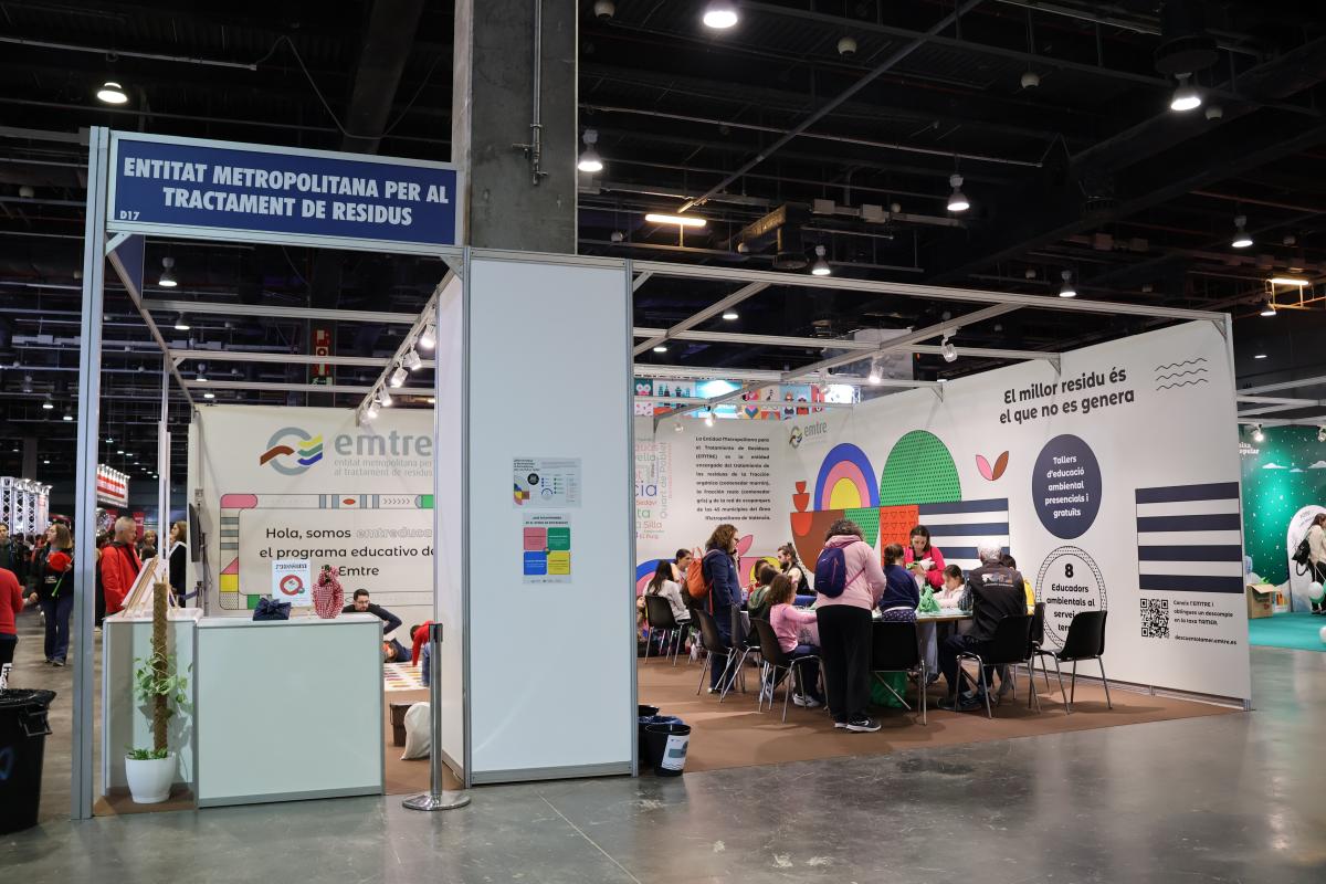 Educadores ambientales y familias aprendiendo juntos en Expojove