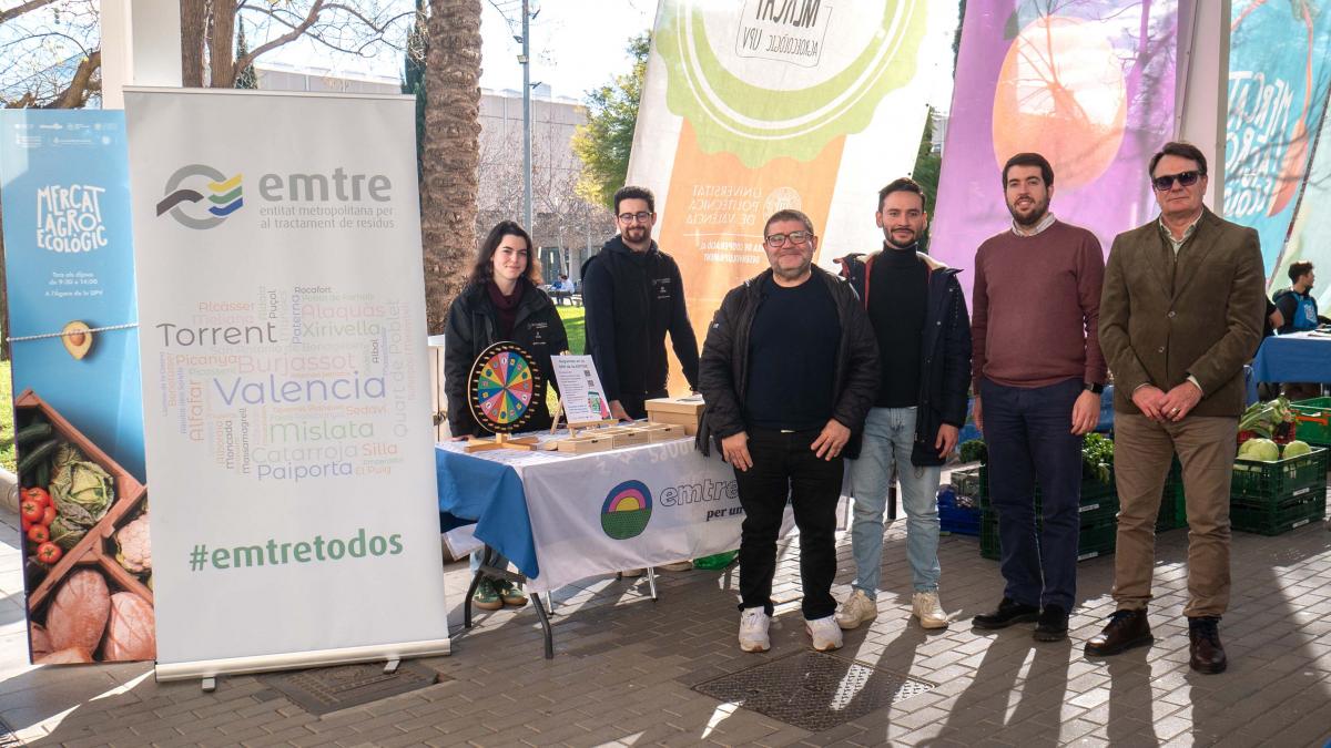 Francisco Potenciano i Emilio Jose Belencoso al costat dels educadors de emtreduca en l'estand