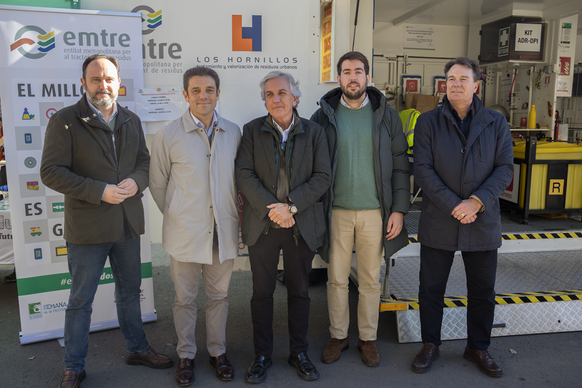 Jorge Blanco, Carlos Mundina, Raúl Mérida, Emilio Belencoso y Francisco Potenciano delante del ecomóvil