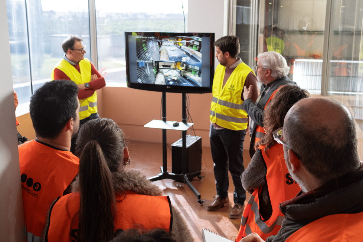 GERENT, PRESIDENT, CAP DE PLANTA EXPLIQUEN FUNCIONAMENT DEL ROBOT A PERIODISTES 